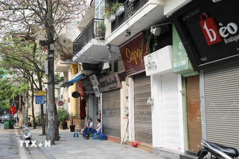 Nhiều cửa hàng ở Hà Nội đóng cửa để hạn chế tập trung đông người