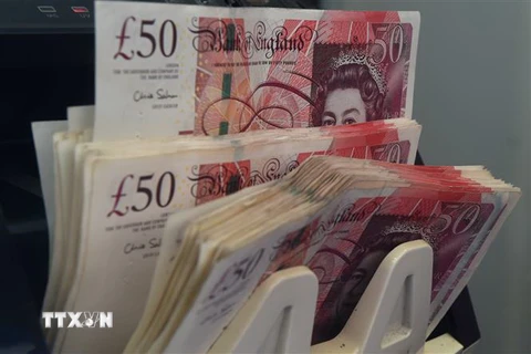 Kiểm tiền mệnh giá 50 bảng Anh tại một quầy giao dịch tiền tệ. (Nguồn: AFP/TTXVN) 
