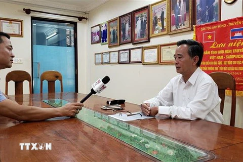 Ông Sim Chy, Chủ tịch Hội Khmer-Việt Nam, trả lời phỏng vấn của phóng viên Cơ quan thường trú TTXVN. (Ảnh: Nguyễn Vũ Hùng/TTXVN) 