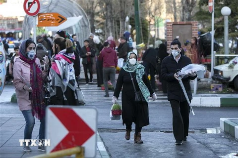 Người dân đeo khẩu trang để tránh lây nhiễm COVID-19 khi mua sắm tại một khu chợ ở Tehran, Iran ngày 19/3/2020. (Nguồn: AFP/TTXVN) 