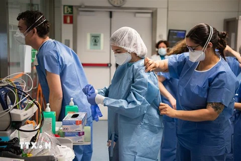 Nhân viên y tế làm việc tại khu điều trị cho bệnh nhân nhiễm COVID-19 ở Barcelona, Tây Ban Nha, ngày 20/3/2020. (Nguồn:THX/TTXVN) 
