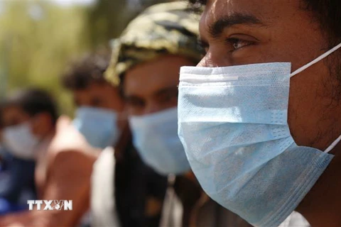 Người dân đeo khẩu trang phòng lây nhiễm COVID-19 tại Sanaa, Yemen, ngày 23/3/2020. (Nguồn: THX/TTXVN) 