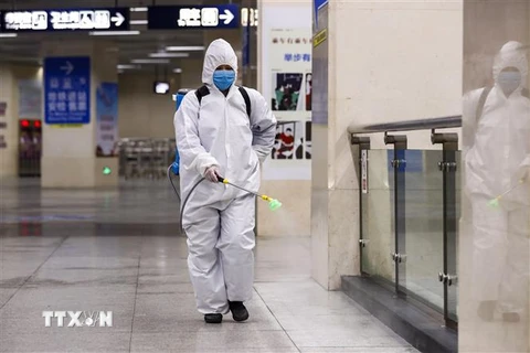 Nhân viên phun thuốc khử trùng tại ga tàu điện ngầm ở Vũ Hán, tỉnh Hồ Bắc, Trung Quốc ngày 23/3/2020, nhằm ngăn chặn sự lây lan của COVID-19. (Nguồn: THX/TTXVN) 