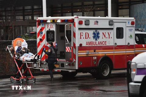 Nhân viên y tế chuyển bệnh nhân nghi nhiễm COVID-19 tới bệnh viện ở New York, Mỹ, ngày 23/3/2020. (Nguồn: AFP/TTXVN) 