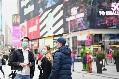 ​Người dân đeo khẩu trang nhằm ngăn chặn sự lây lan của dịch COVID-19 tại New York, Mỹ ngày 14/3/2020. (Nguồn: AFP/TTXVN) 