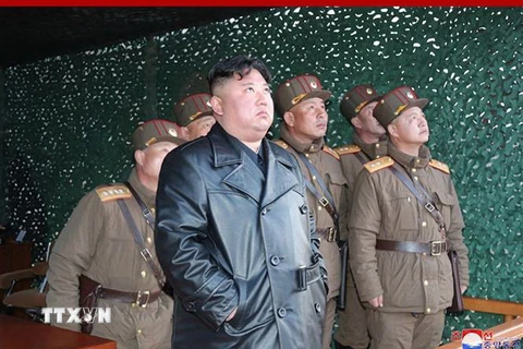 Nhà lãnh đạo Triều Tiên Kim Jong-un giám sát một vụ thử nghiệm vũ khí dẫn đường chiến thuật mới, ngày 21/3/2020. (Nguồn: Yonhap/TTXVN) 