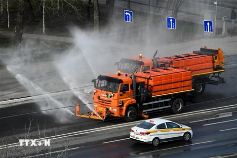 Phun khử trùng đường phố nhằm ngăn chặn sự lây lan của dịch COVID-19 tại Moskva, Nga ngày 28/3/2020. (Nguồn: AFP/TTXVN) 