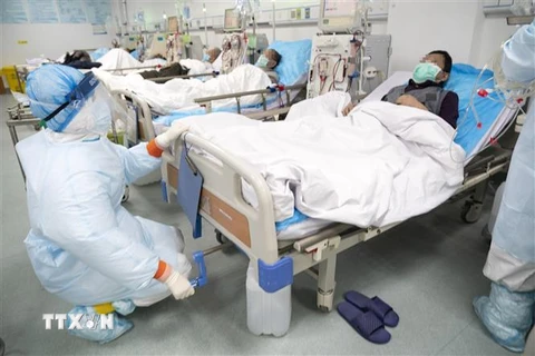 Nhân viên y tế chăm sóc bệnh nhân nhiễm COVID-19 tại bệnh viện Hán Khẩu ở Vũ Hán, Trung Quốc ngày 21/3/2020. (Nguồn: THX/TTXVN) 