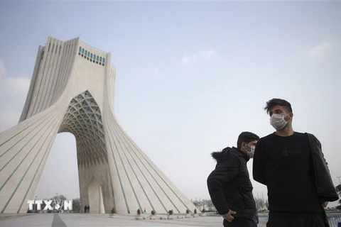 Người dân đeo khẩu trang để phòng tránh lây nhiễm COVID-19 tại Tehran, Iran, ngày 25/3/2020. (Nguồn: THX/TTXVN) 