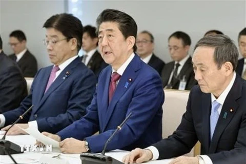 Thủ tướng Abe Shinzo (giữa) tại cuộc họp bàn về các biện pháp ngăn chặn dịch viêm đường hô hấp cấp COVID-19 tại Tokyo, Nhật Bản. (Nguồn: Kyodo/TTXVN) 