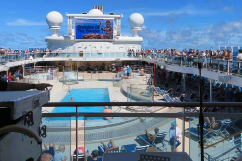 Hành khách trên du thuyền Coral Princess. (Nguồn: miamiherald.com) 
