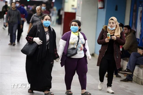 Người dân đeo khẩu trang để phòng tránh lây nhiễm COVID-19 tại Cairo, Ai Cập, ngày 31/3/2020. (Nguồn: THX/TTXVN) 
