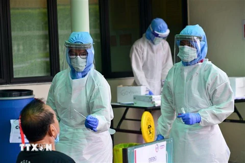 Nhân viên y tế lấy mẫu xét nghiệm COVID-19 tại bệnh viện ở Kuala Lumpur, Malaysia, ngày 30/3/2020. (Nguồn: THX/TTXVN) 