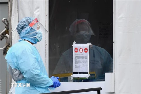 Nhân viên y tế làm nhiệm vụ tại khu dã chiến điều trị cho bệnh nhân nhiễm COVID-19 bên ngoài bệnh viện Brooklyn ở New York (Mỹ) ngày 31/3/2020. (Nguồn: AFP/TTXVN) 