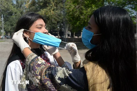 Đeo khẩu trang phòng lây nhiễm COVID-19 tại Peshawar, Pakistan, ngày 15/3/2020. (Nguồn: THX/TTXVN) 