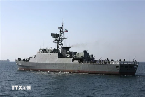 Tàu chiến của Hải quân Iran tham gia lễ kỷ niệm Ngày Vịnh Persian quốc gia ở eo biển Hormuz, ngày 30/4/2019. (Nguồn: AFP/TTXVN) 