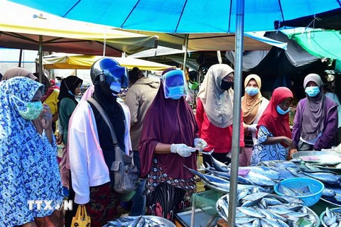 Người dân đeo khẩu trang phòng tránh lây nhiễm COVID-19 tại một chợ ở Narathiwat, Thái Lan, ngày 3/4/2020. (Nguồn: AFP/TTXVN) 