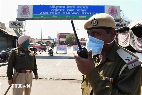Cảnh sát phong tỏa lối vào nhà ga tàu hỏa Amritsar, Ấn Độ, ngày 22/3/2020, trong bối cảnh dịch COVID-19 lan rộng. (Nguồn: AFP/TTXVN) 