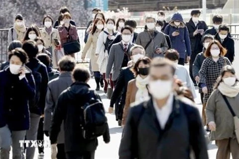 Người dân đeo khẩu trang phòng tránh lây nhiễm COVID-19 tại Tokyo, Nhật Bản ngày 6/4/2020. (Nguồn: Kyodo/TTXVN) 