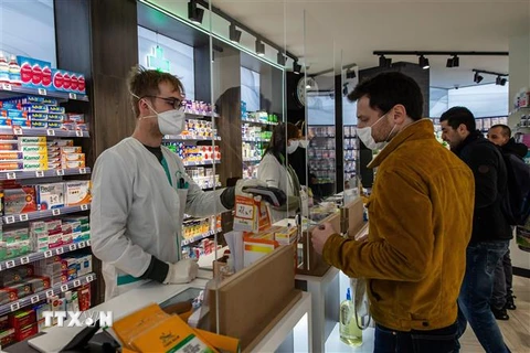 Người dân đeo khẩu trang phòng tránh lây nhiễm COVID-19 tại hiệu thuốc ở Paris, Pháp ngày 2/4/2020. (Nguồn: THX/TTXVN) 