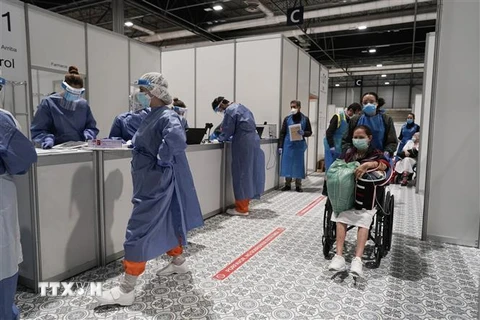 Nhân viên y tế làm việc tại bệnh viện dã chiến điều trị cho bệnh nhân nhiễm COVID-19 tại Madrid, Tây Ban Nha ngày 31/3/2020. (Nguồn: AFP/TTXVN) 