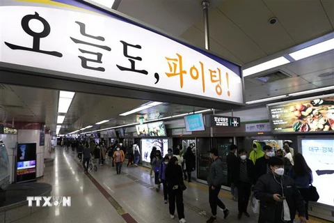 Người dân di chuyển tại ga tàu điện ngầm ở Taegu, Hàn Quốc, ngày 31/3/2020 trong bối cảnh dịch COVID-19 lan rộng. (Nguồn: THX/TTXVN) 