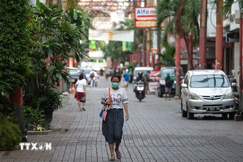 Người dân đeo khẩu trang phòng chống COVID-19 ở thủ đô Jakarta, Indonesia ngày 1/4/2020. (Nguồn: THX/TTXVN) 