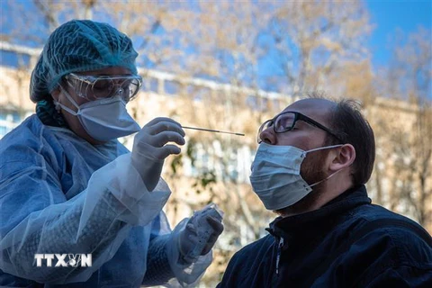 Nhân viên y tế lấy mẫu xét nghiệm COVID-19 tại Paris, Pháp ngày 1/4/2020. (Nguồn: THX/TTXVN) 