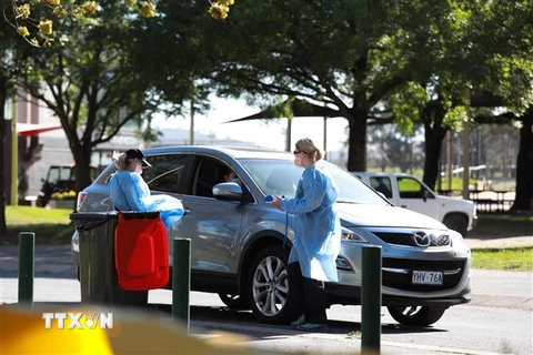 Nhân viên y tế lấy mẫu xét nghiệm COVID-19 tại Canberra, Australia ngày 20/3/2020. (Nguồn: THX/TTXVN) 
