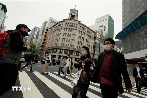Người dân đeo khẩu trang phòng tránh lây nhiễm COVID-19 tại Tokyo, Nhật Bản ngày 28/3/2020. (Nguồn: AFP/TTXVN) 