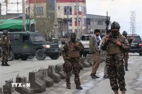 Lực lượng an ninh Afghanistan gác gần hiện trường một vụ tấn công ở Kabul ngày 25/3/2020. (Nguồn: AFP/TTXVN) 