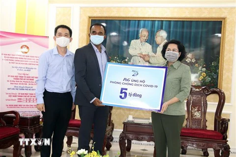 Bà Tô Thị Bích Châu, Chủ tịch Ủy ban Mặt trận Tổ quốc Việt Nam thành phố Hồ Chí Minh (ngoài cùng bên phải) tiếp nhận ủng hộ từ các doanh nghiệp. (Nguồn: TTXVN) 