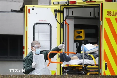 Chuyển bệnh nhân mắc COVID-19 từ xe cứu thương vào bệnh viện St Thomas ở London, Anh ngày 31/3/2020. (Nguồn: AFP/TTXVN) 