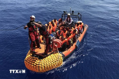 Người di cư được cứu trên Địa Trung Hải ngày 12/8/2019. (Nguồn: AFP/TTXVN) 