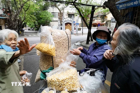 [Photo] Hà Nội vẫn còn tình trạng người bán hàng rong trên đường phố