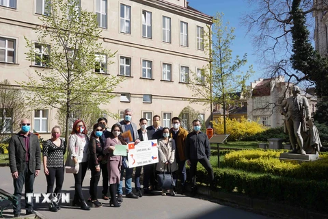 Trao tặng hỗ trợ cho Bệnh viện VFN (Bệnh viện Đại học Y) ở Prague. (Ảnh: Hồng Kỳ/Vietnam+) 