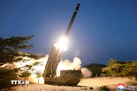 Cuộc thử nghiệm hệ thống phóng tên lửa đa nòng siêu lớn của Triều Tiên ngày 29/3/2020. (Nguồn: Yonhap/TTXVN) 