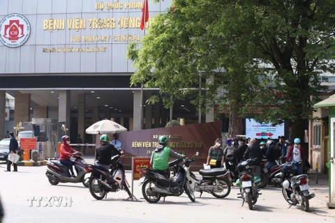 Vẫn còn tình trạng tập trung đông người trước cổng bệnh viện ở Hà Nội