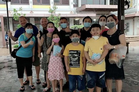 Bạn bè và các tình nguyện viên đã giúp ông Martin Lim và bà Jennifer Lê tặng khẩu trang miễn phí. (Nguồn: TODAY) 