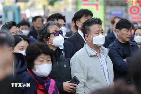 Người dân đeo khẩu trang phòng lây nhiễm COVID-19 tại Seoul, Hàn Quốc ngày 14/4/2020. (Nguồn: Yonhap/TTXVN) 