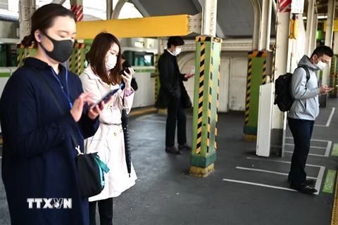Người dân đeo khẩu trang phòng lây nhiễm COVID-19 tại Tokyo, Nhật Bản ngày 8/4/2020. (Nguồn: AFP/TTXVN) 