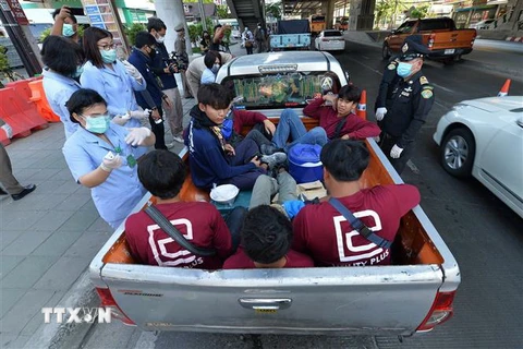 Nhân viên kiểm tra thân nhiệt của người dân tại Bangkok, Thái Lan ngày 26/3/2020 trong bối cảnh dịch COVID-19 lan rộng. (Nguồn: THX/TTXVN) 