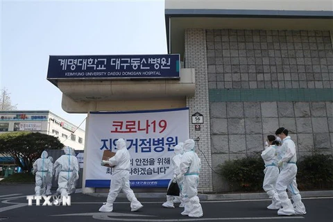 Nhân viên y tế Hàn Quốc tới điều trị cho bệnh nhân nhiễm COVID-19 tại thành phô tâm dịch Daegu, ngày 3/4/20202. (Nguồn: YONHAP/TTXVN) 