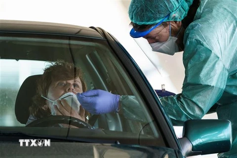 Nhân viên y tế lấy mẫu xét nghiệm COVID-19 tại Burgos, Tây Ban Nha ngày 28/3/2020. (Nguồn: AFP/TTXVN) 
