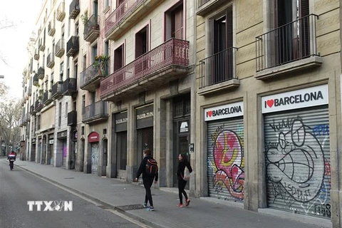 Các cửa hàng đóng cửa do dịch COVID-19 tại Barcelona, Tây Ban Nha ngày 14/3/2020. (Nguồn: THX/TTXVN) 