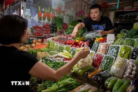 Một quầy bán rau quả tại chợ ở Bắc Kinh, Trung Quốc. (Nguồn: AFP/TTXVN) 