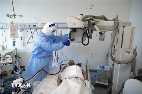 Nhân viên y tế điều trị cho bệnh nhân mắc COVID-19 tại một bệnh viện ở Vũ Hán, Trung Quốc ngày 11/4/2020. (Nguồn: THX/TTXVN) 