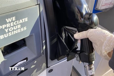 Tại một trạm bơm xăng ở Los Angeles, Mỹ ngày 18/3/2020. (Nguồn: AFP/TTXVN) 