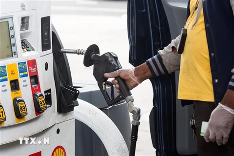 Đổ xăng cho phương tiện tại một trạm xăng ở New York, Mỹ ngày 9/4/2020. (Nguồn: THX/TTXVN) 