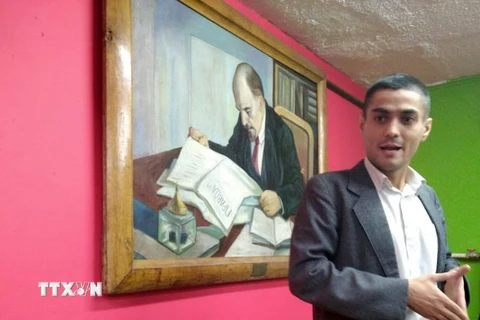 Elmar Rustamov, một thanh niên Nga, bên bức tranh Lenin. (Nguồn: Vietnam+) 